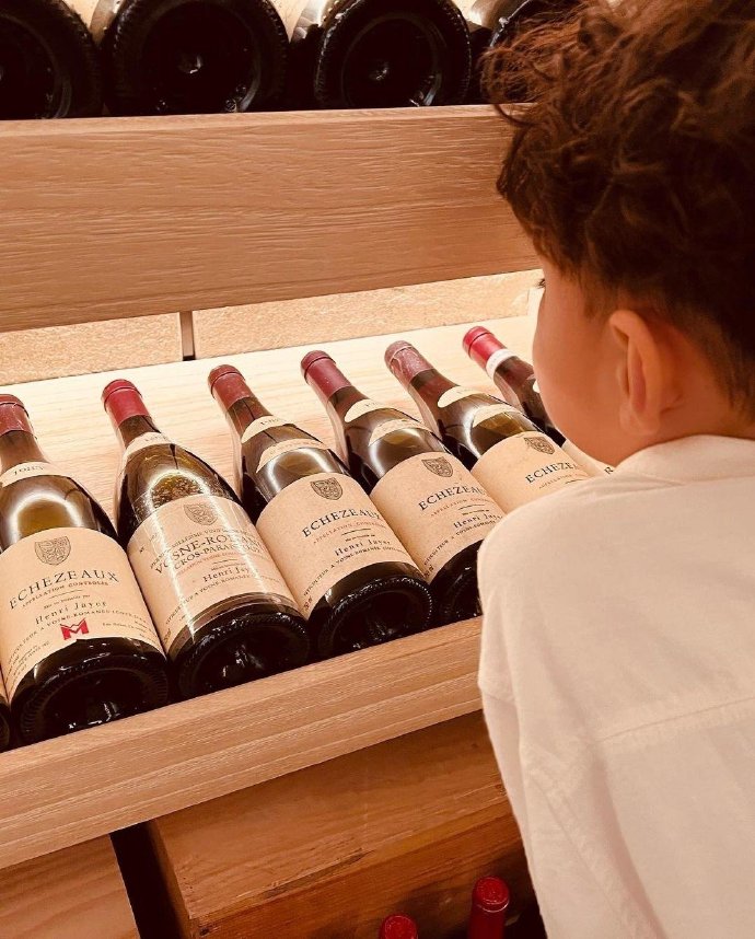 周杰伦晒儿子罗密欧赏画照,周杰伦儿子罗密欧发型