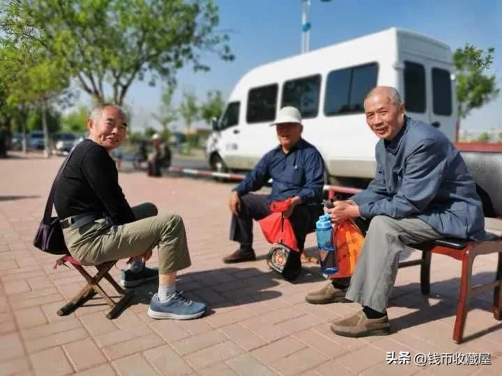 老板送的八仙桌椅竟能值1万块，老人将其翻新后却一文不值