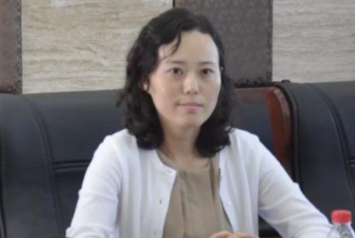 上海美女巨贪金英丽,被三名富商共享,随身携带生计用品方便开房