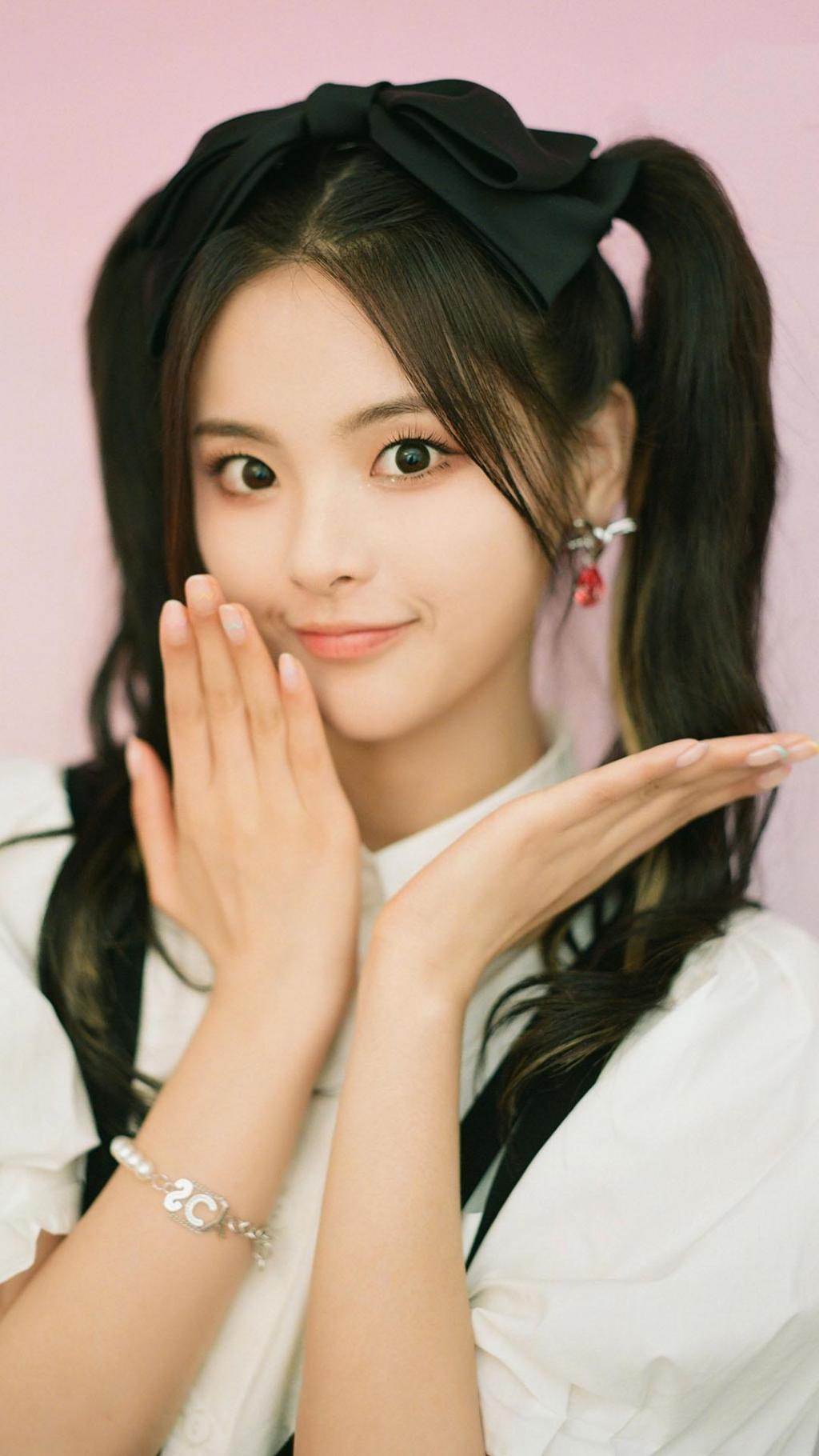 杨超越早期服务员,杨超越草根逆袭成长记