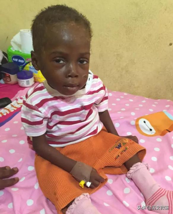 2016年，非洲男孩向白人美女讨水喝走红网络，男孩后来怎么样了？