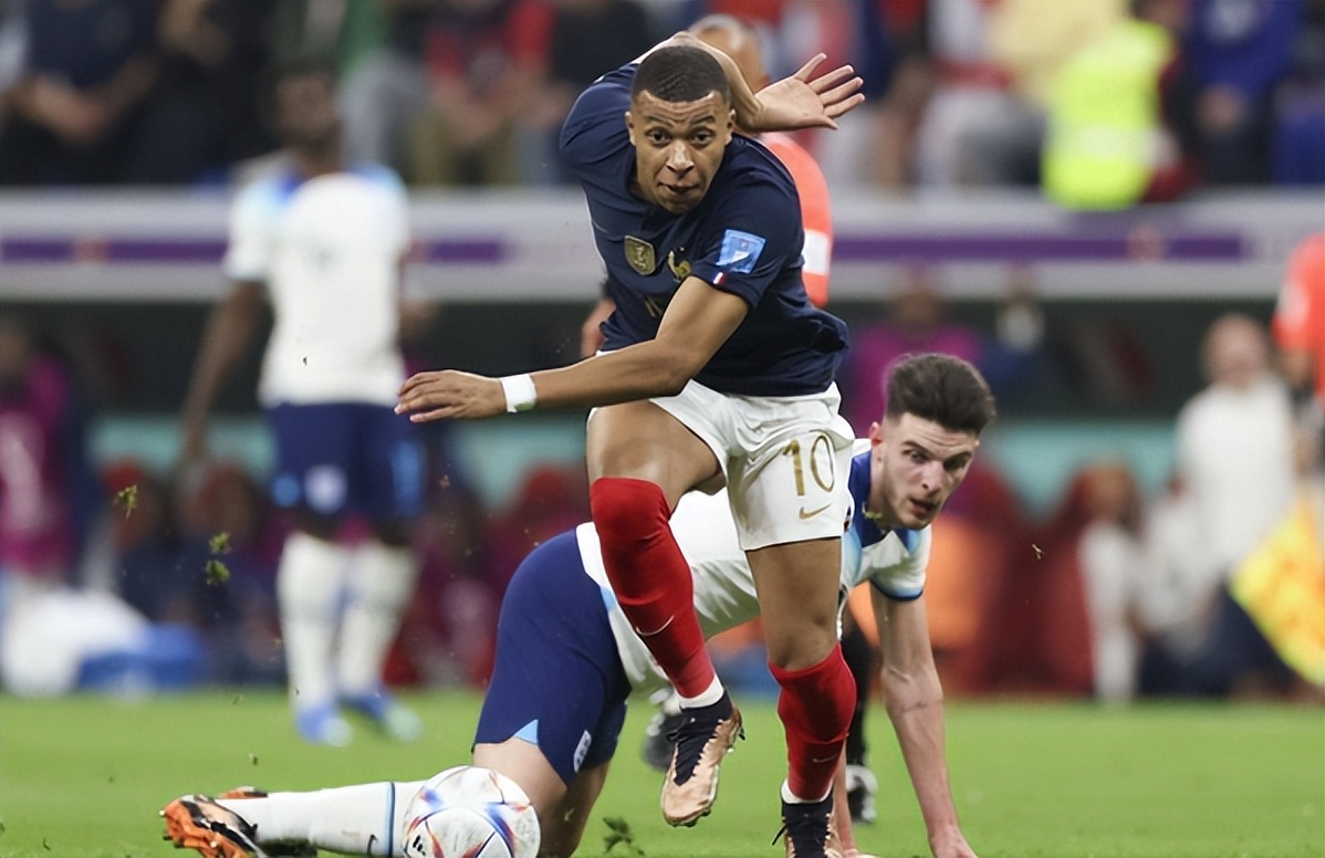 世界杯姆巴佩传射吉鲁梅开二度,世界杯姆巴佩迪巴拉解围