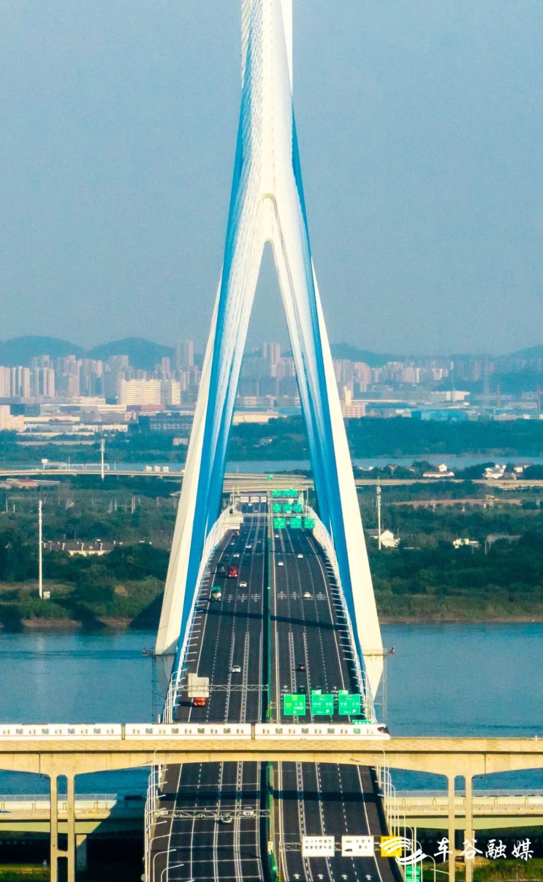 车谷桥梁:城市“大动脉”的浪漫美学