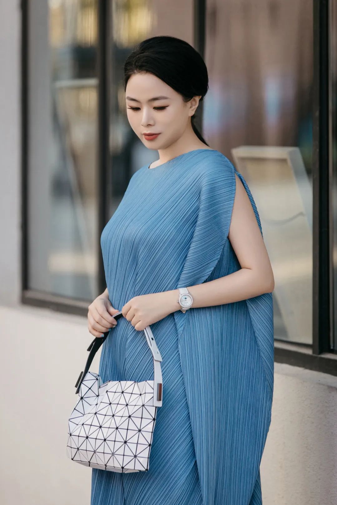 孟晚舟穿的白色连衣裙是什么品牌,孟晚舟同款连衣裙大码