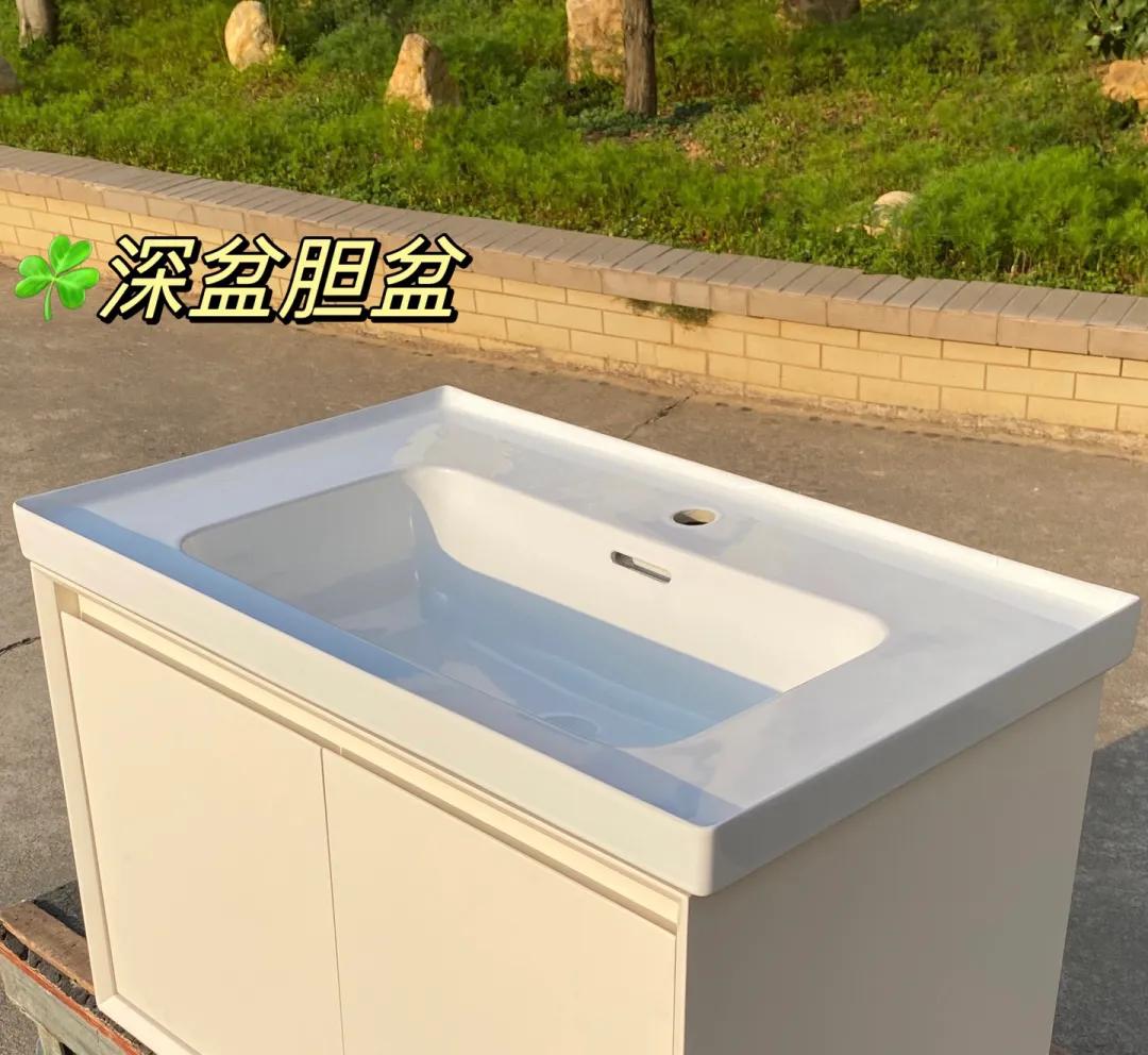 浴室柜一体盆选陶瓷好还是岩板好,浴室柜是用一体陶瓷盆还是大理石