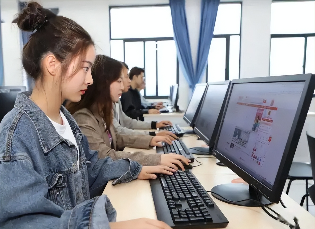 适合女生读的10大专业，毕业后月收入4300元以上，就业满意度偏高