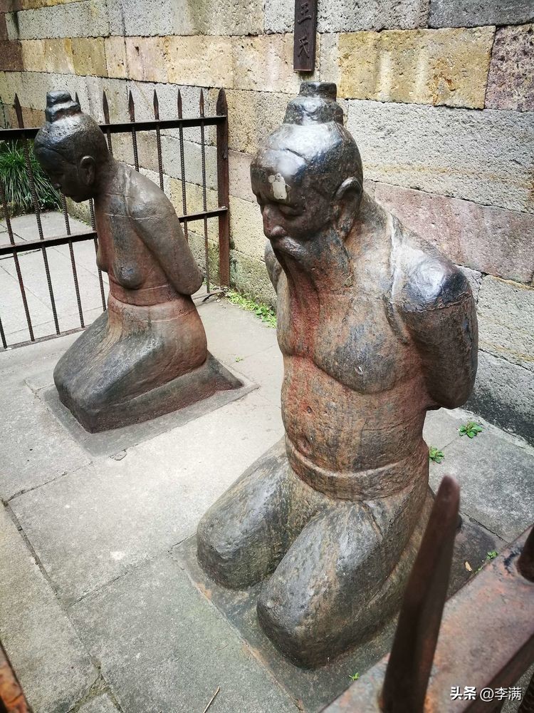 岳飞是在多久被秦桧害死的,岳飞是被什么刑具折磨死的