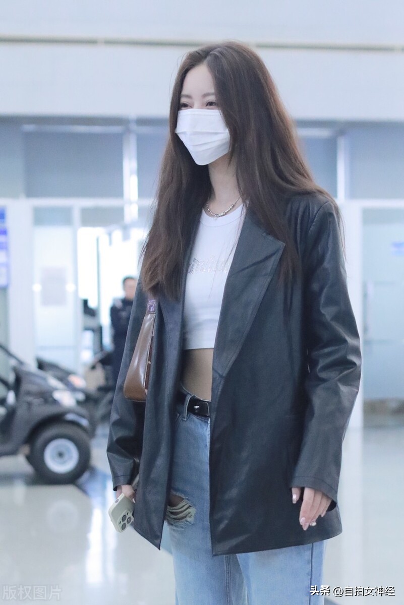 吴优身穿白色长裙礼服,吴优棕色牛仔裤