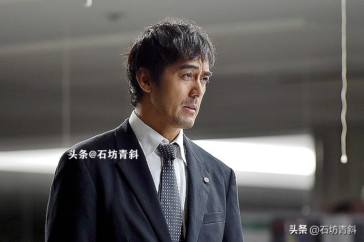 连续43次上杂志封面，欠数亿债务，靠礼券维生，娶小15岁妻子