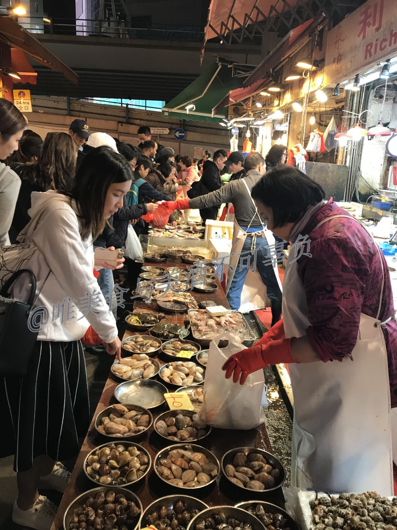 逛香港街市，买蔬菜生鲜，还有美味烧腊、蚝豉干贝，以及人间烟火