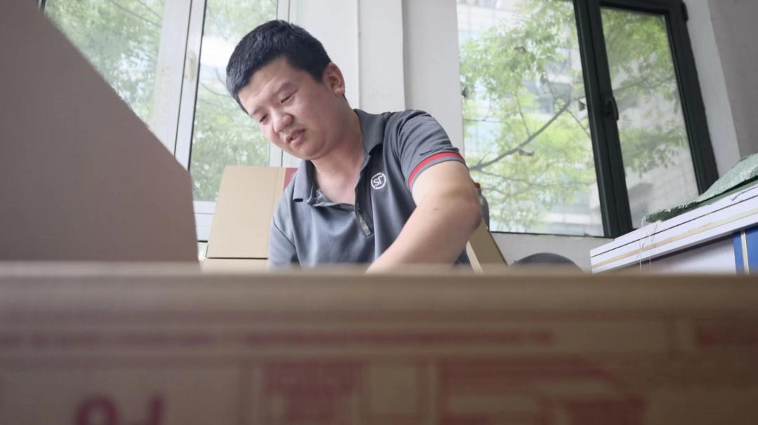 安徽95后快递小哥,专科毕业的快递小哥