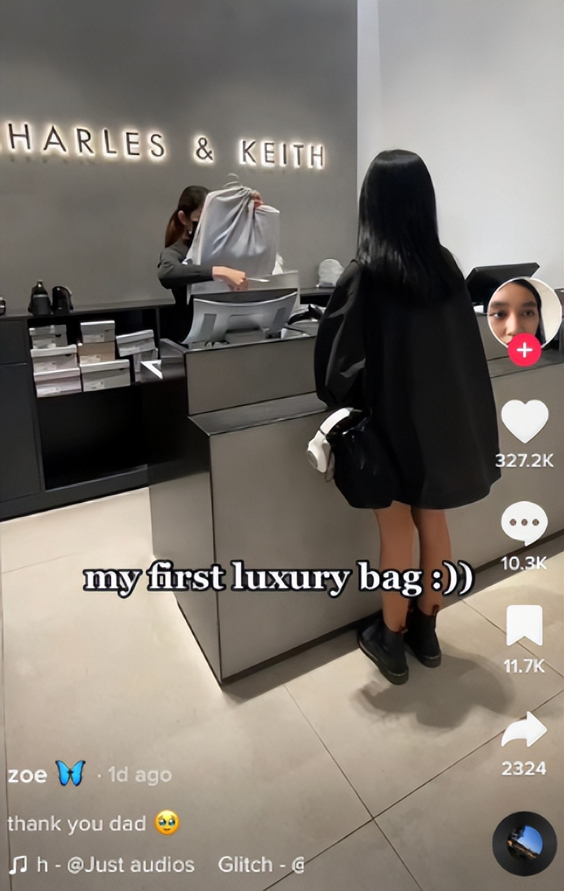 晒爸爸买包被嘲讽,女生晒爸爸送奢侈品包包