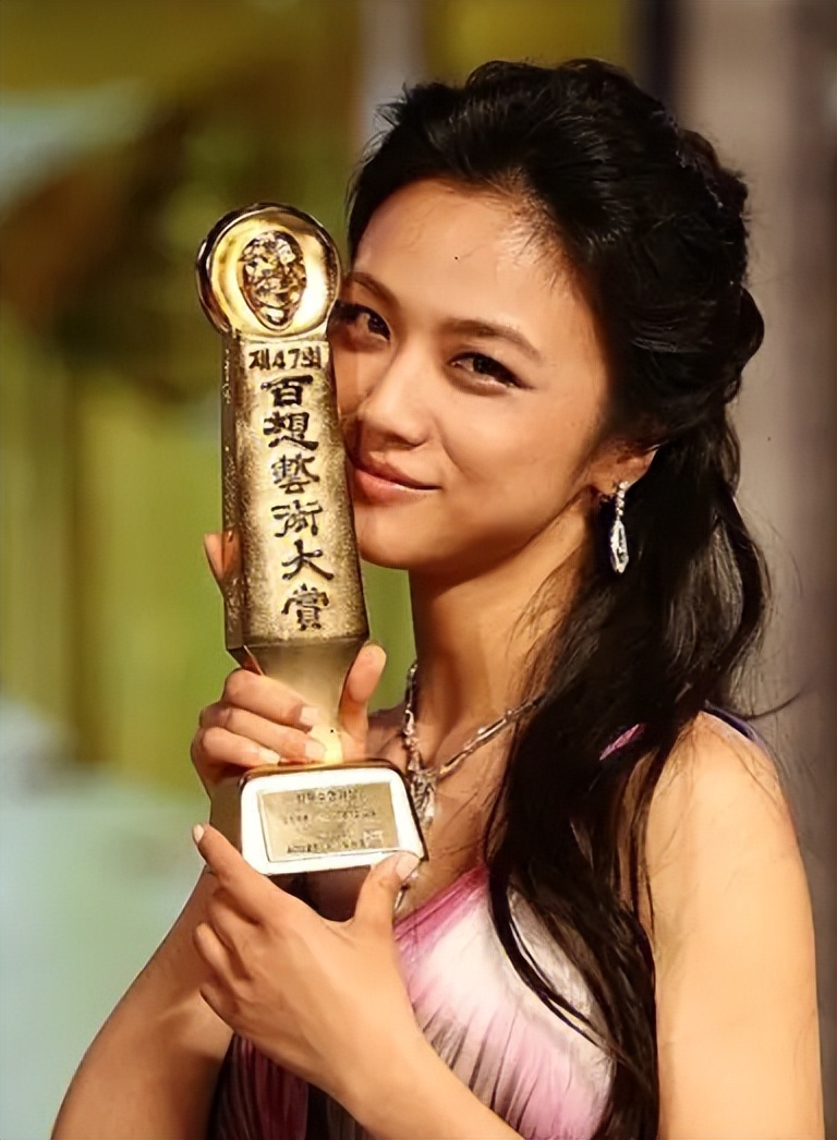 40岁汤唯穿裙子,汤唯穿绿裙长发飘飘