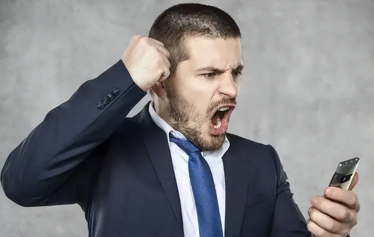 大脑开始“萎缩”时，身体一般会出现这4种反应，不妨仔细观察