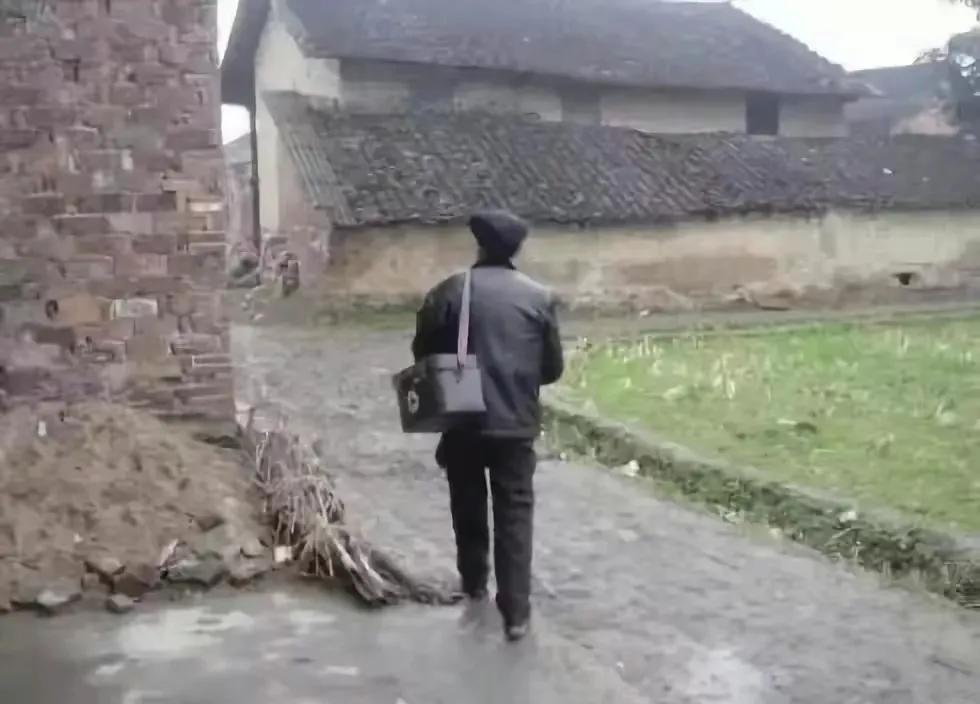 六十年代的赤脚医生下乡,60年代农村老赤脚医生