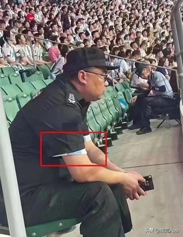 那个闯入球场拥抱梅西的男孩,那个冲进球场的男孩现在怎么样了