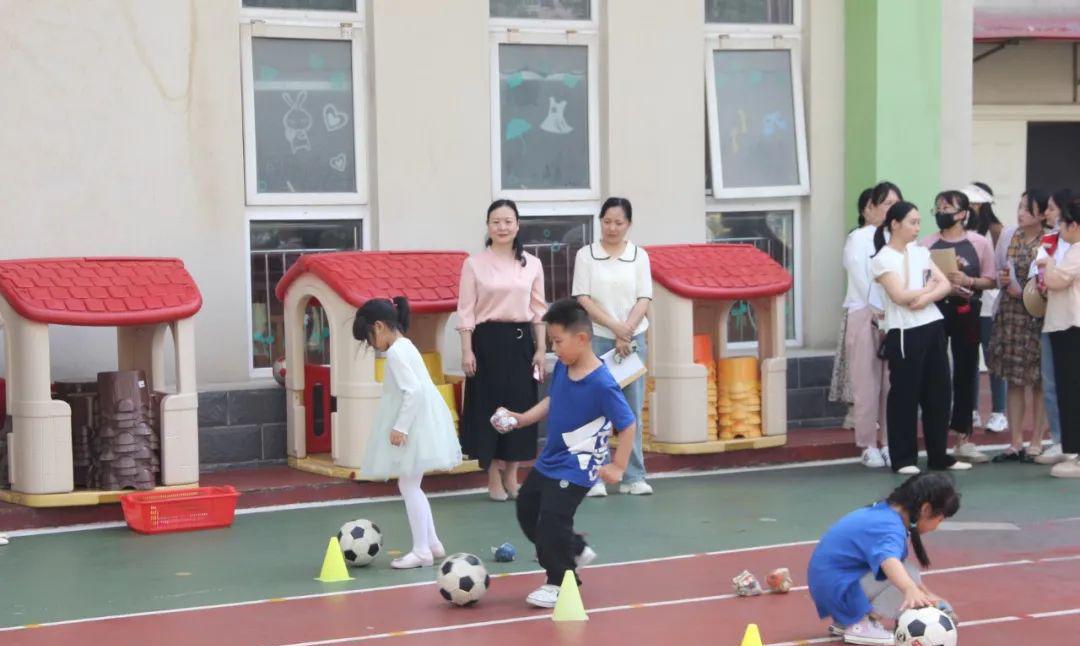 幼儿园足球游戏活动优秀案例分享,幼儿园零基础足球游戏