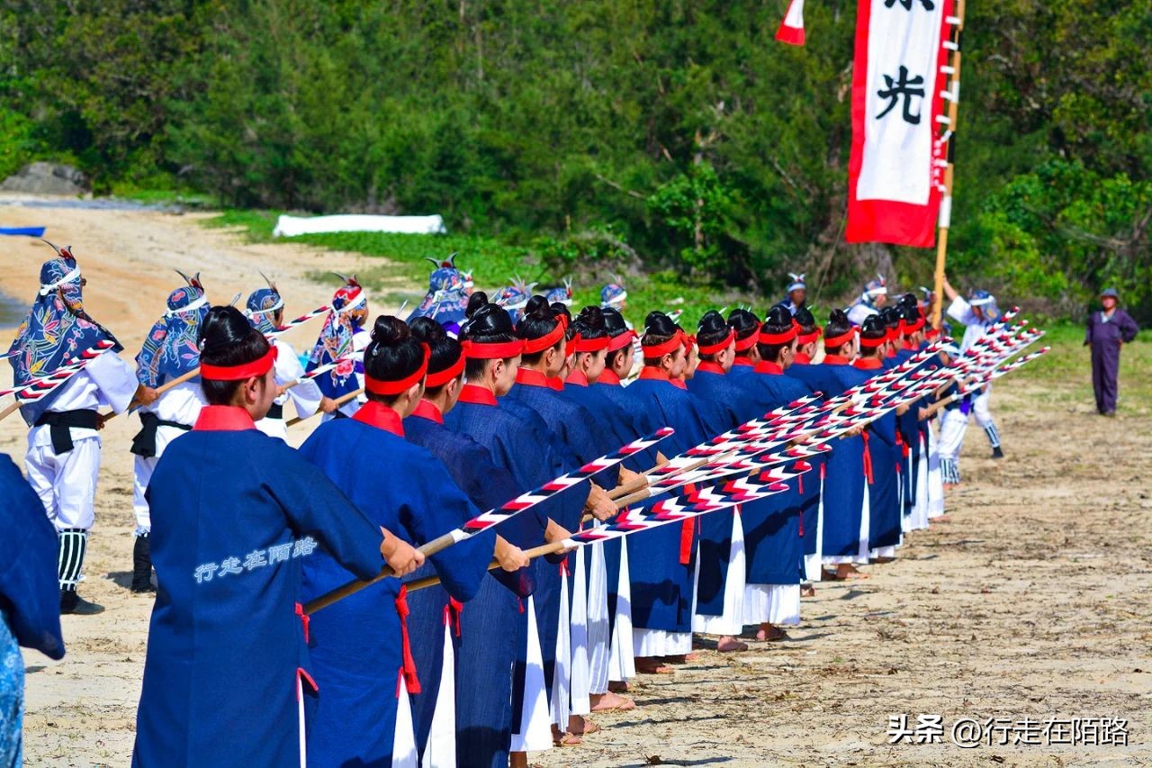 琉球竹富岛：红瓦屋顶石狮镇宅，小葱豆腐长命百岁