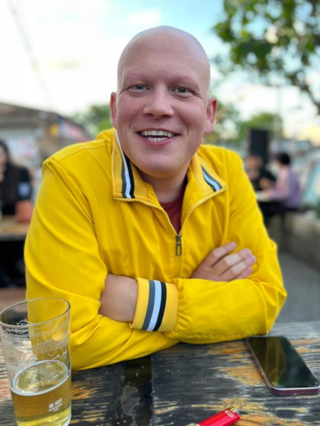 美国男子脱毛,美国男子患罕见疾病天生无锁骨