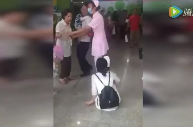 热搜上被群嘲“给未来婆婆买LV包包”事件，炸出了多少“巨婴”