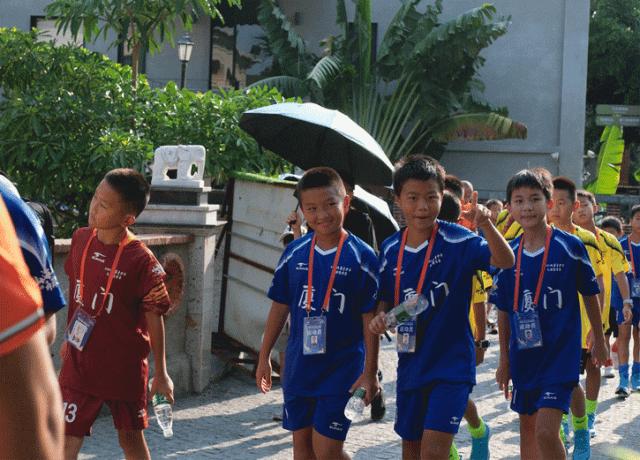 百年球场开赛两岸“足”梦少年齐聚厦门