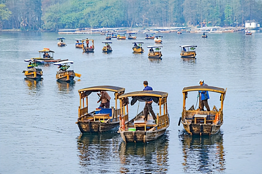 捞一部手机要1500，1天轻松赚1万，西湖打捞师引发争议
