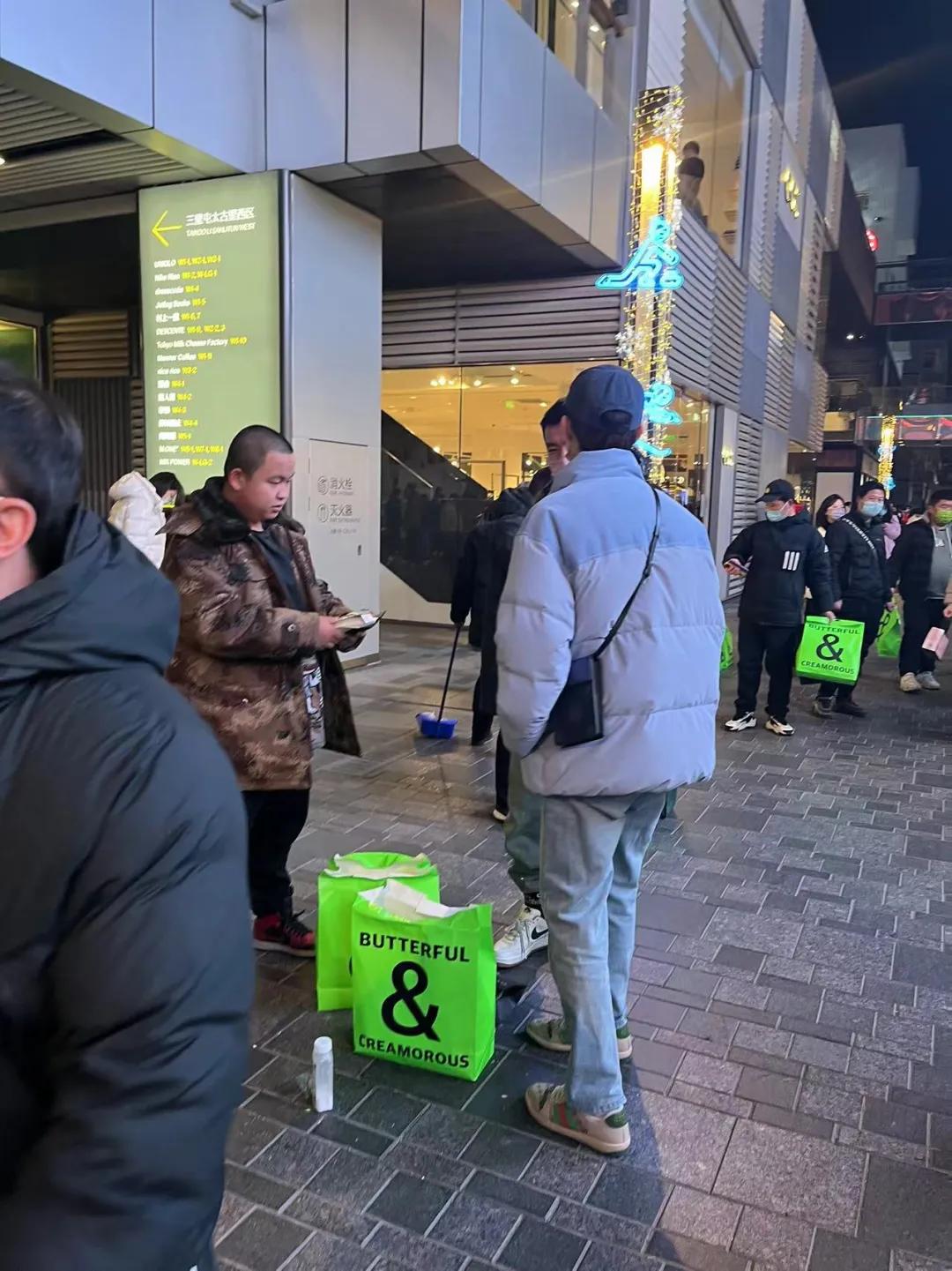 在三里屯BC排长队，一袋面包黄牛卖我200块