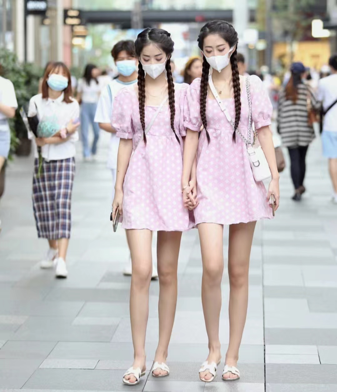 被成都街拍的穿着惊艳到了,被成都街拍惊艳了满大街