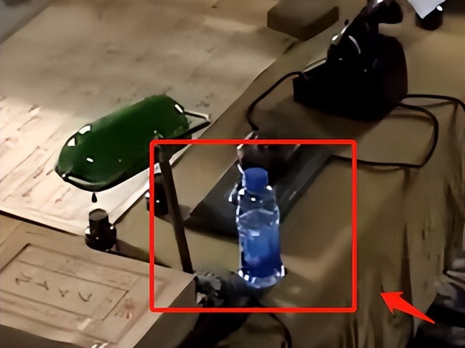 影视剧中那些笑不活的穿帮镜头,笑到肚子疼穿帮图片