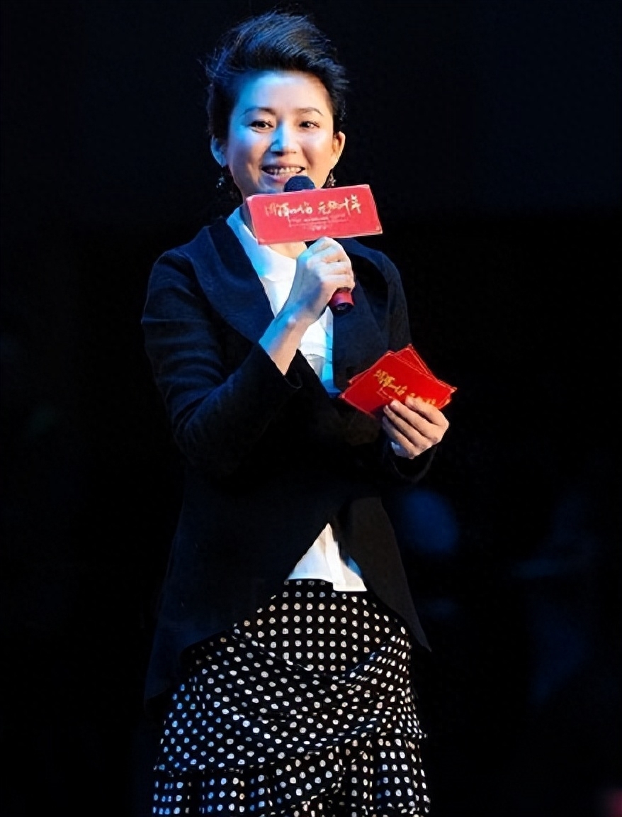 央视一姐王小丫的视频,央视主持人王小丫2000年身体状况