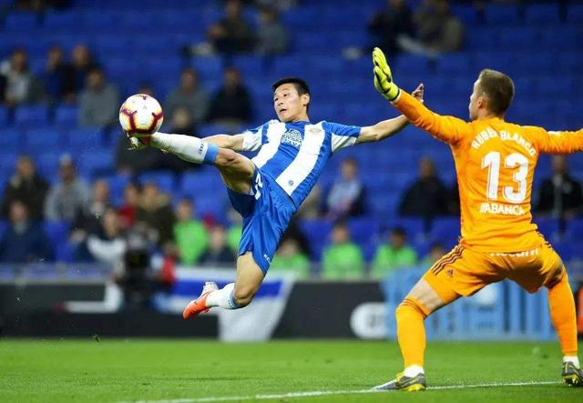 武磊2次绝佳机会,武磊2-0卡塔尔