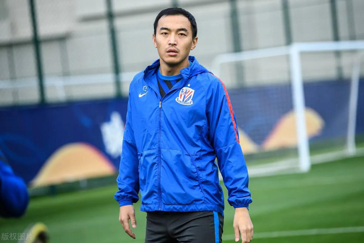 冯潇霆两发训练视频表决心,巩汉林冯潇霆网络互怼男足踢皮球