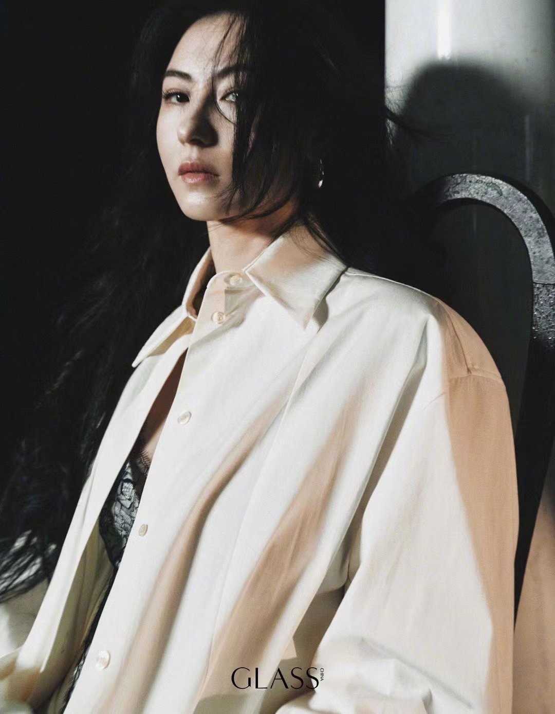 张柏芝最新广告穿的风衣配鲨鱼裤,张柏芝最新皮衣造型