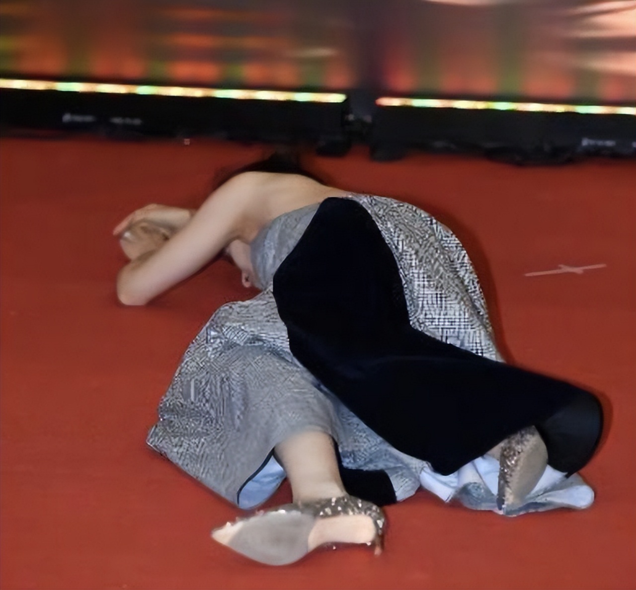 红毯假摔女王,红毯假摔