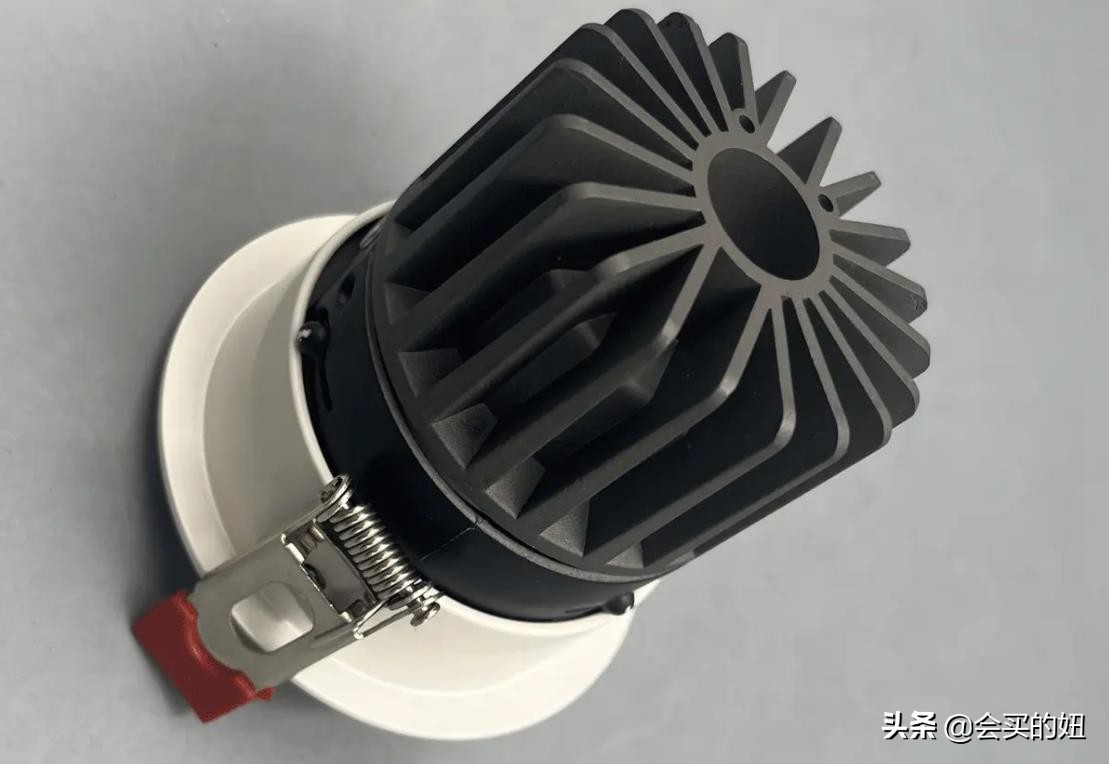 你会挑选吸顶灯吗,你会选客厅吸顶灯吗