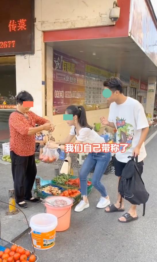 一对情侣买菜,一对情侣去超市买菜