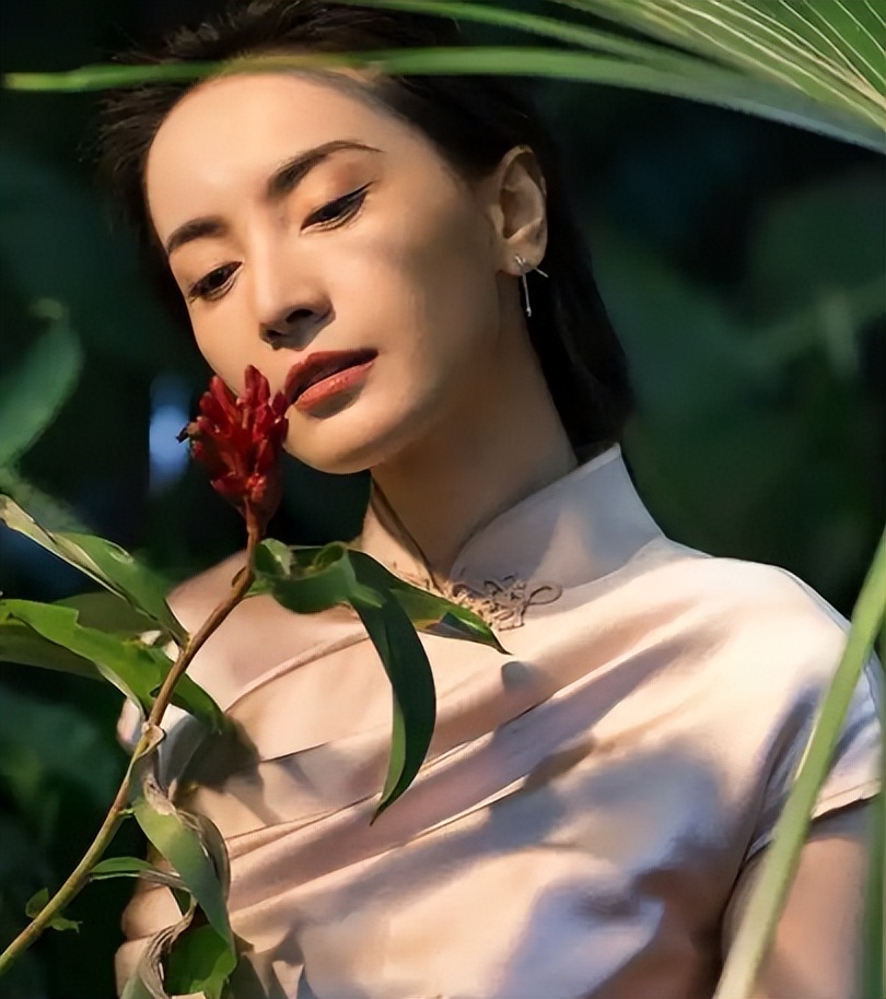 漂亮书生鞠婧祎女扮男装惊艳全场,鞠婧祎女扮男装头发散开看呆众人