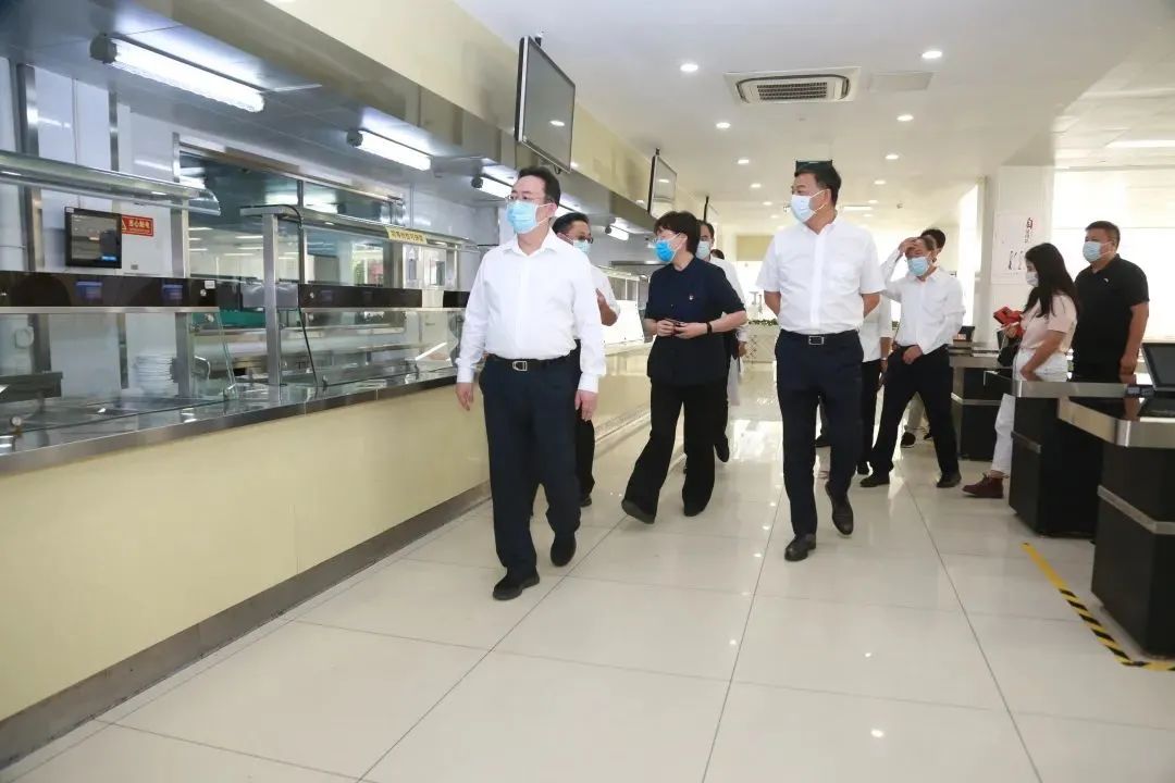 人大附中同学，开学快乐！大中小学思政课一体化建设教育基地揭牌！