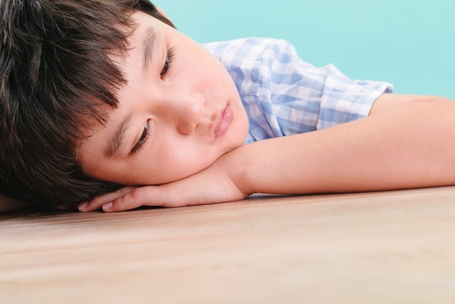 小孩睡觉爱趴着睡怎么调理脾胃,宝宝睡觉翻来覆去是脾胃虚弱吗