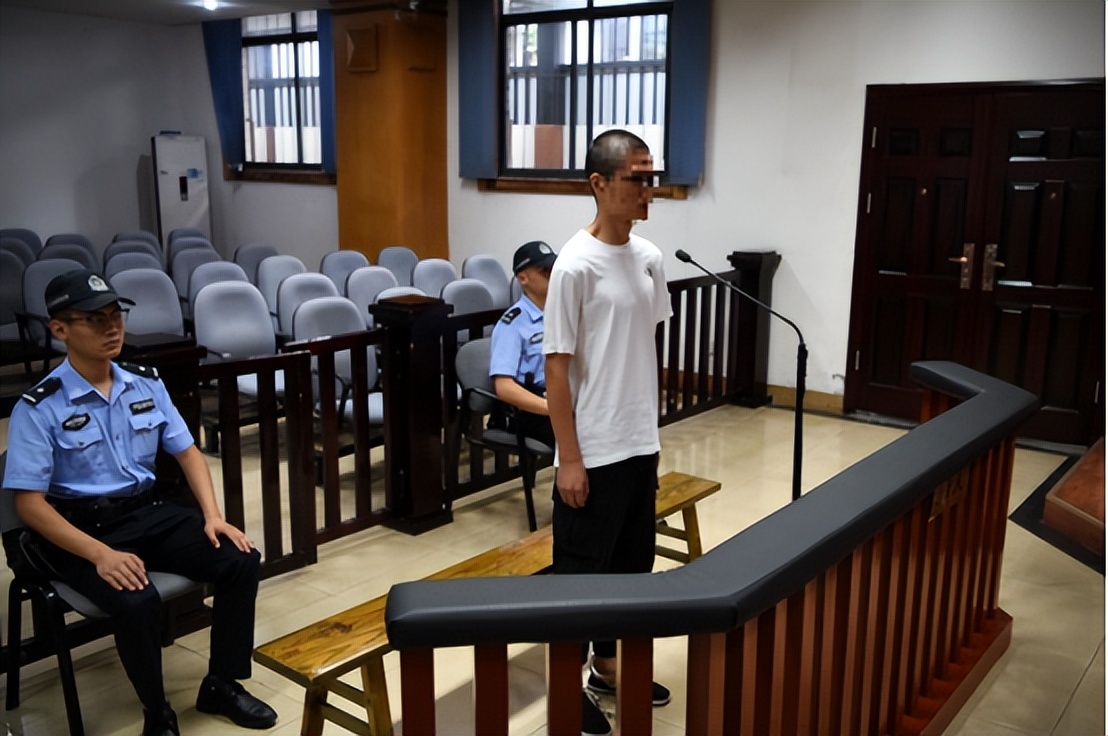 惊爆！大学毕业生公交车上猥亵女童，说考研失败背后的刺激追求！