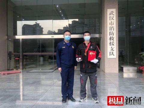 救人快递小哥双眼皮引关注,快递小哥救人割双眼皮