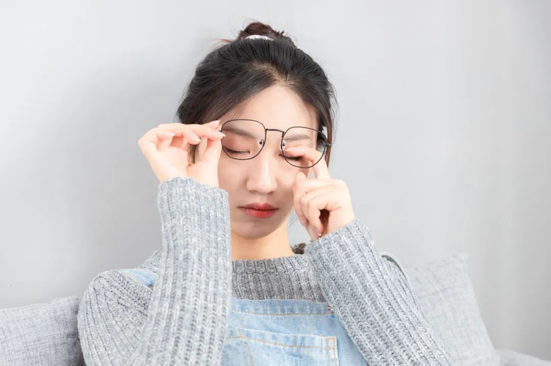 眼镜总是容易歪怎么办,眼镜总是歪向一边