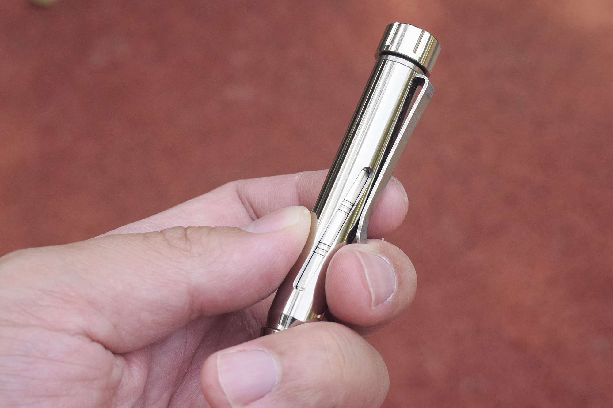 一笔多能，危急时刻展身手！弘安保罗“钛锐”战术笔体验