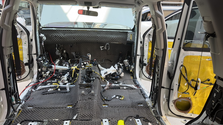 普拉多4000做全车隔音施工,云南普拉多隔音效果改装案例