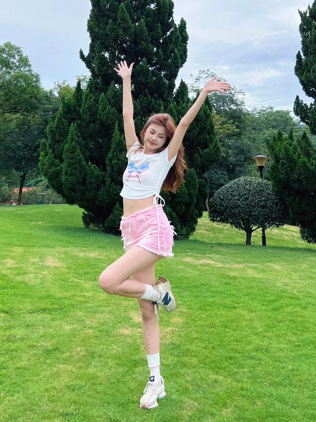 公园草坪爆款拍照技巧摆姿势,初秋公园草地拍照怎么拍出高级感