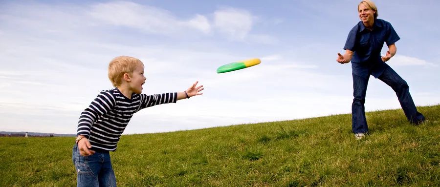 和儿童怎么玩飞盘,和小孩一起玩飞盘的歌曲