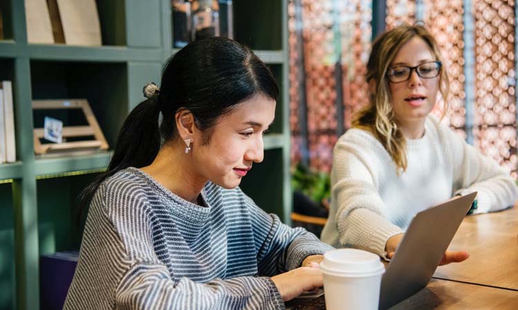 遇到同事说别人坏话作为领导怎办,遇到同事背地里说坏话