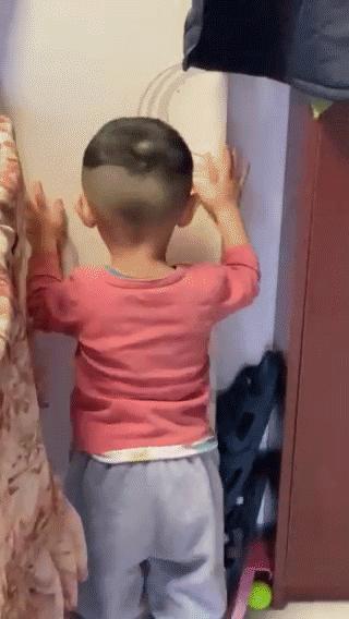 一生气就撞墙、打脸,娃这些“自虐”行为,暗藏2种情绪,你要懂