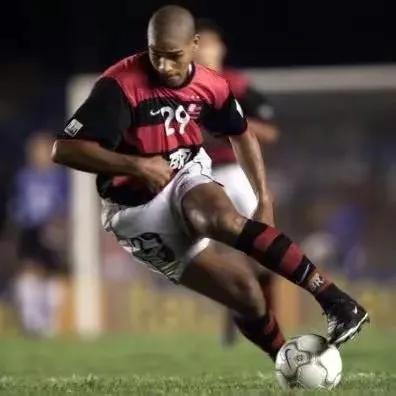 阿德里亚诺为什么叫梅阿查国王,足坛十大神锋阿德里亚诺