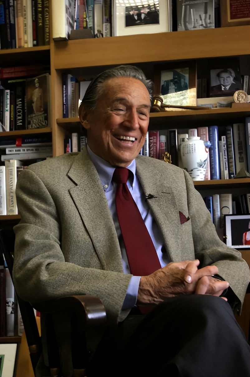 98年华莱士向中国提出采访江*民泽**，国新办考虑后决定：可接受采访